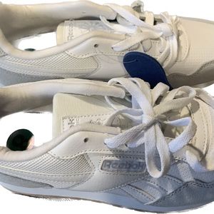 BRAND NEW ALL WHITE REEBOK WOMENS GYM SHOE. NW & TAG STILL ON THEM. SIZE 8